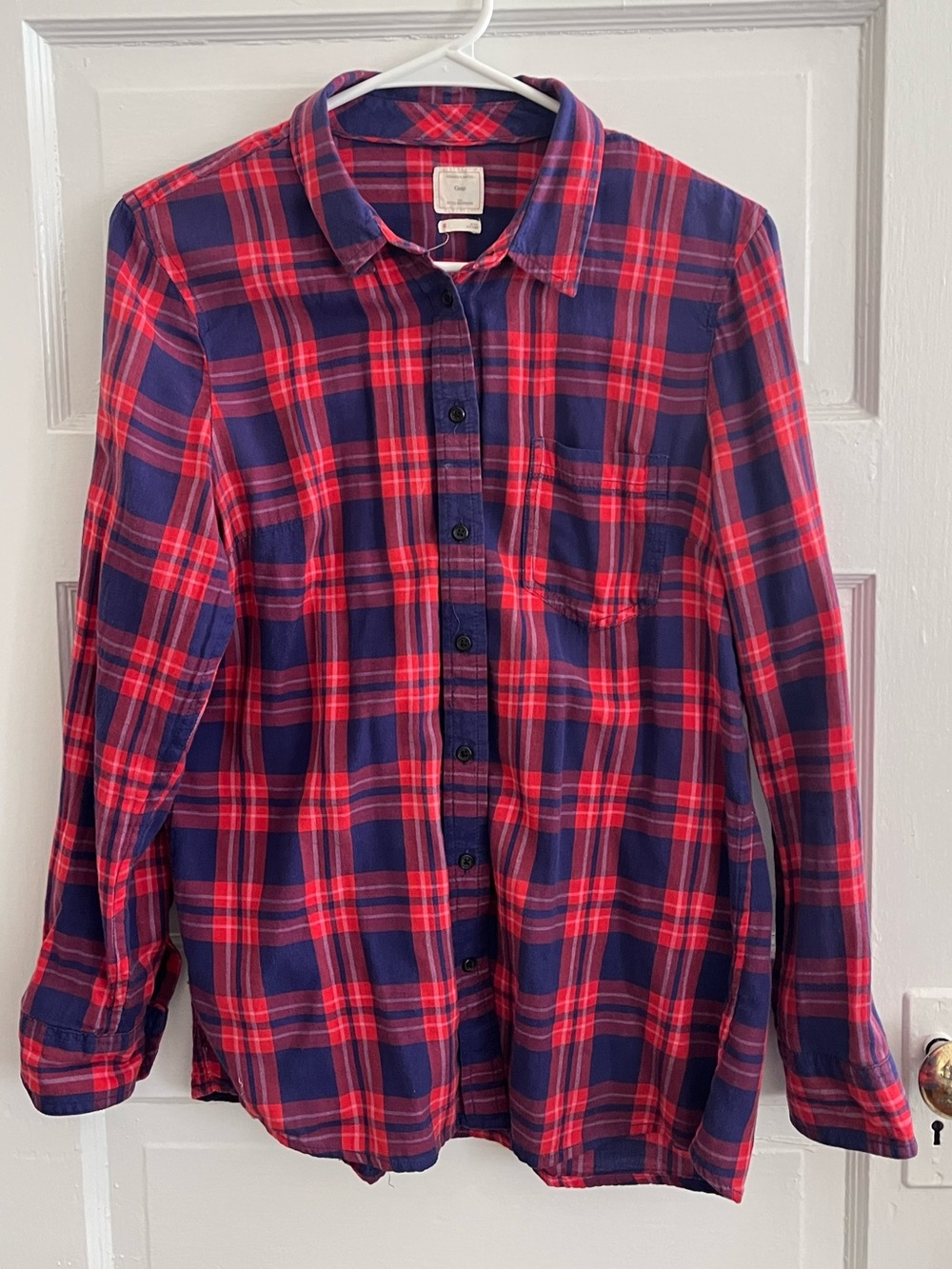 GAP Fitted Boyfriend Red & Navy Plaid Flannel Shirt — Women’s M